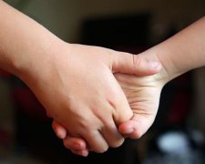 Хлопчик, надивившись дорослих фільмів, взявся за чотирирічну сестру