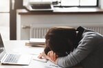 Людина, яка втомилась від роботи. Фото: shutterstock
