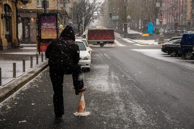 В центре Киева легковушка вылетела в отбойник и перевернулась, участок перекрыт: фото