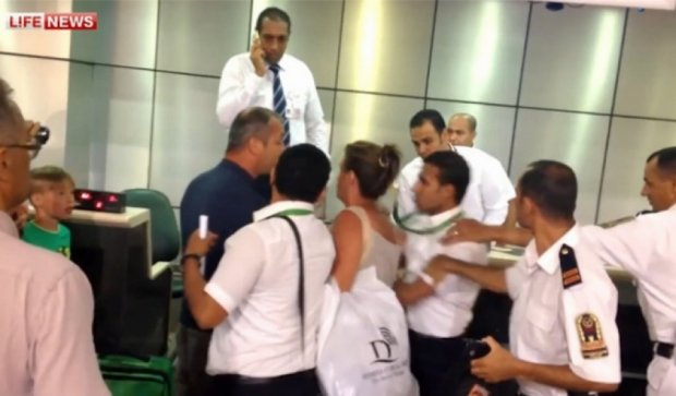 Российские туристы устроили драку в аэропорту Шарм-эль-Шейха (видео)