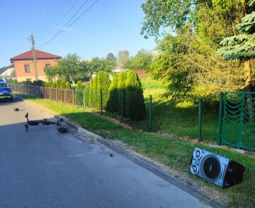 Підліток на електросамокаті з музичною колонкою, ілюстративне фото