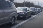 Автомобілі на кордоні. Фото: Youtube
