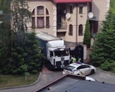 Украинские солдаты разгружают генеральские фуры