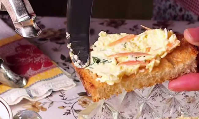 Намазка на хліб, кадр з відео