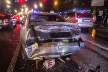 Жахлива ДТП у нічному Києві: з автомобілів купа брухту, винуватець просто втік