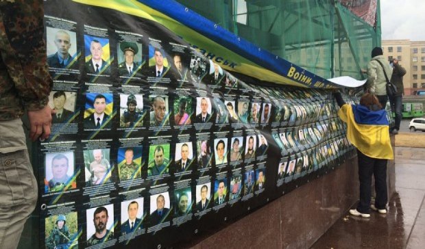 На месте самого большого в Украине памятника Ленину теперь фото погибших бойцов