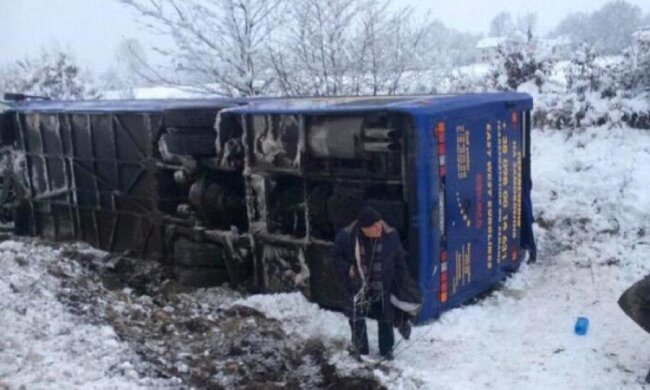 Переполненный автобус улетел в кювет на Львовщине, много пострадавших