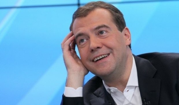 Медведев референдум в Крыму объяснил "патриотическими заборами"