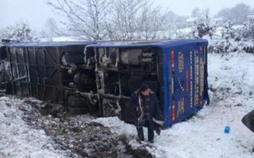 Переполненный автобус улетел в кювет на Львовщине, много пострадавших