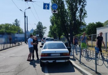 Паркування на велосипедній доріжці, фото: Нацполіція