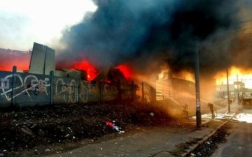 В Киеве горели склады на Петровке