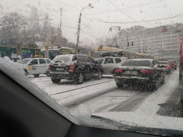 Стихія вирує: перший сніг і кілька десятків ДТП у Київській області
