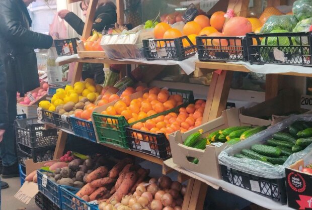 Фрукты и овощи, рынок: фото Знай.ua