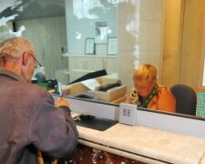 Мужчина на кассе Ощадбанка