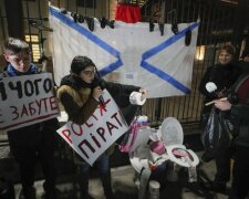 Под нос Лаврову украинцы принесли боевые унитазы: "Это намек", фото