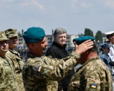 Морська піхота влаштувала мовчазний протест Порошенку