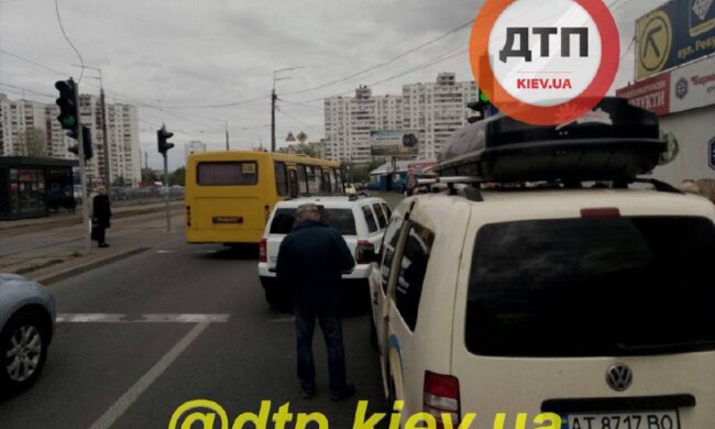 В Киеве из-за разборок водителей на дороге пострадал годовалый ребенок - "Брызнули газом"