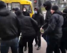 Под окна Кличко притащили животных - все из-за маршруток-развалюх: "Людей возят как баранов"