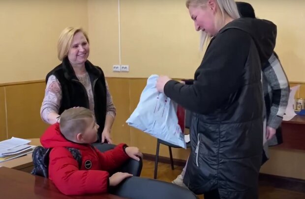Допомога українцям із дітьми. Фото: скрін youtube