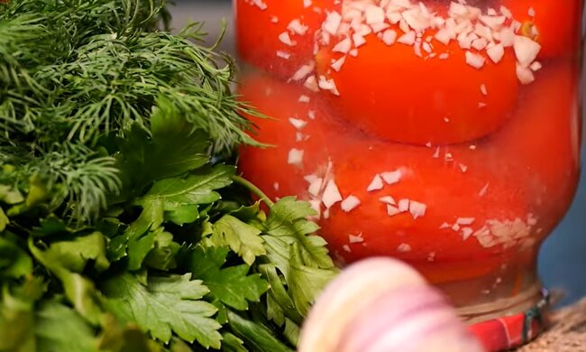 Помідори "під снігом", скріншот: YouTube