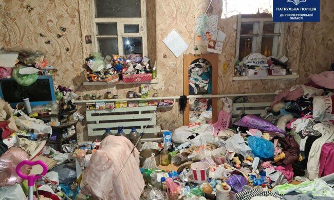 Сміття в будинку / фото : Патрульна поліція