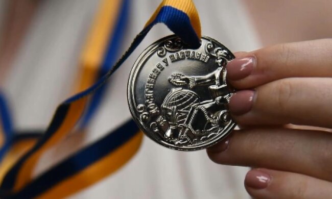 Міністерство освіти "посварилося" з батьками за медалі учням: психологи і депутати проти винагород