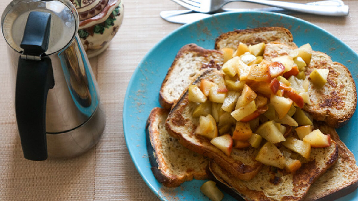 Побалуйте себя вкусным завтраком в выходной: как приготовить сладкие гренки  с яблоками - ЗНАЙ ЮА