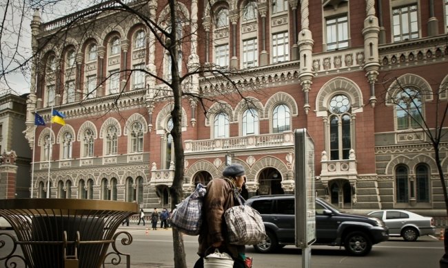 Українці в істериці знімають готівку: як НБУ готується до воєнного стану