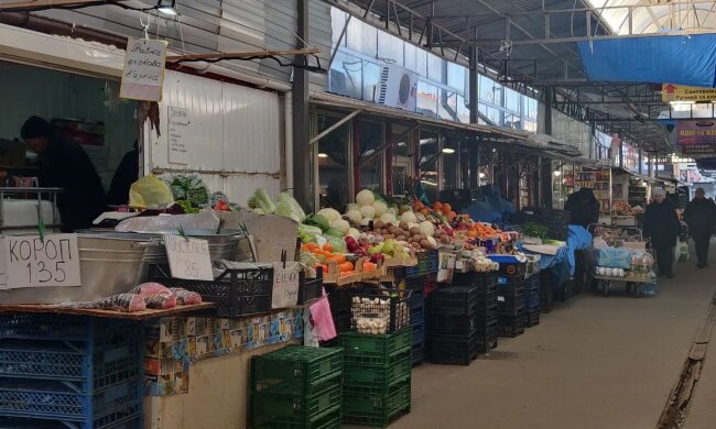 Овочі та фрукти на ринку, фото Знай.ua