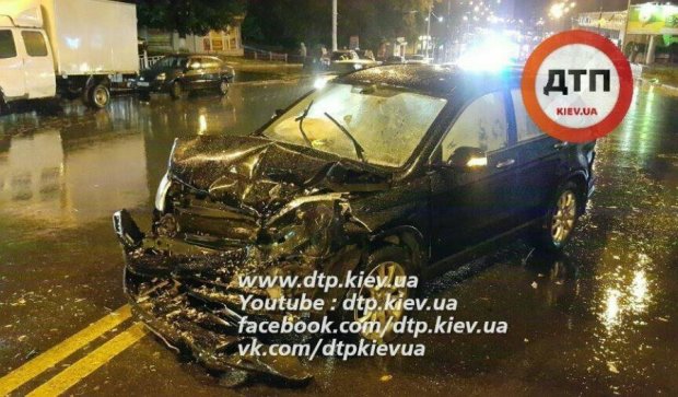 В Киеве Volvo снес двоих пешеходов и разбил пять авто
