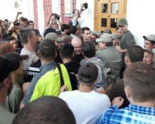 Трагедия в Одессе: родители и активисты штурмуют мэрию