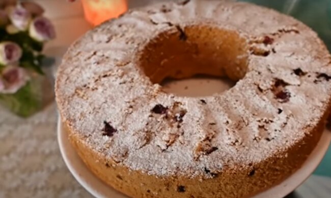 Пирог с абрикосами и вишней, скриншот: YouTube