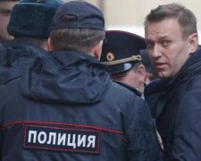 Що відбувається: поліція взяла штурмом офіс Навального