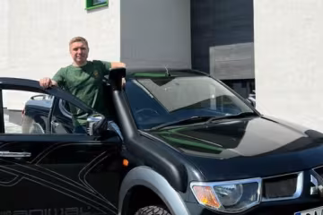 Андрій Андрєєв передав авто бійцям 242 батальйону ТРО Києва: "Нехай служить"
