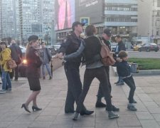 Путінські силовики скрутили школяра, який читав вірші: відео