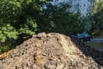 Комунальники Кернеса наклали величезну купу під вікнами у харків'ян