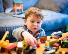 Дитина грається. Джерело: скрн Youtube