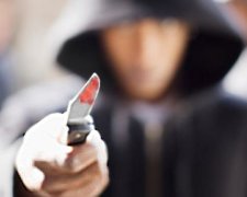 На Хмельниччині божевільний вдарив ножем співробітника СБУ
