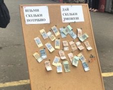 Біля станції київського метро з'явилася "грошова дошка" (фото)