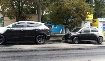 Дорожники "поремонтували" харківські іномарки смолою(ФОТО)