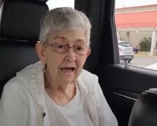 82-летняя бабушка сделала татуировку в прямом эфире TikTok: "Никогда не знаешь, что случится завтра"