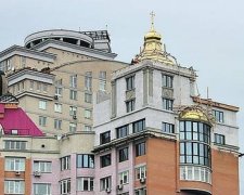 На Оболони женщина выпала из окна