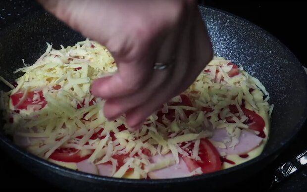 Швидка піца на сковороді. Фото: скрін youtube