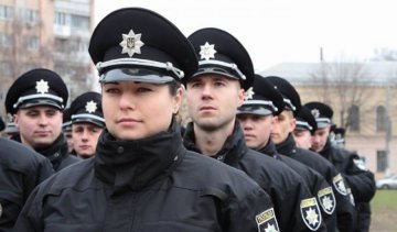 У перший день роботи житомирські патрульні поскаржилися на незручну форму