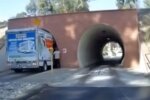 Квадратна вантажівка намагалася в'їхати в круглий тунель, наслідки зняли на відео