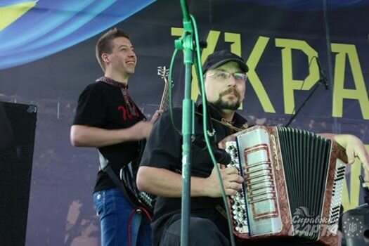 Каждому - по пистолету? Популярная рок-группа "Папа Карло" снимает необычный клип в Харькове