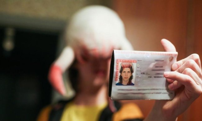 Челябінець сфотографувався на паспорт з хедкрабом на голові