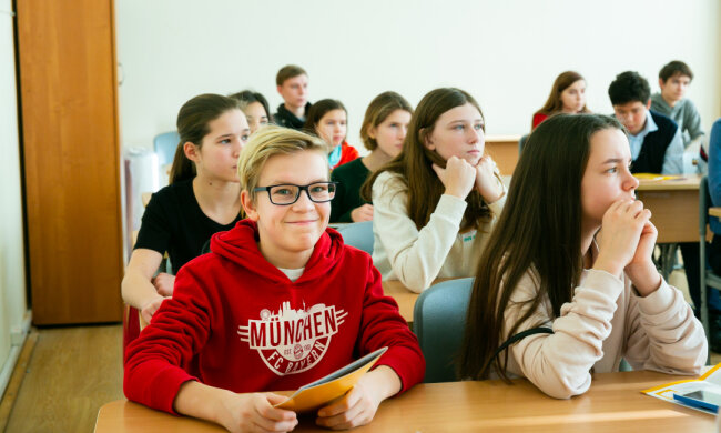 Учні старших класів. Скрін youtybe