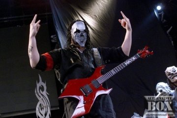 Гітарист Slipknot отримав ножове поранення в голову 