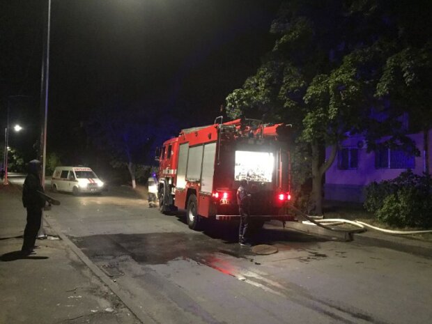 В Киеве огонь охватил отвратительную квартиру, пожарные онемели от увиденного: "Швыряли прямо в окно"